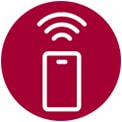 Une image sur la gauche montre un homme qui regarde son téléphone. L’image sur la droite montre la machine à laver à la maison, avec une lumière verte affichée. Au centre des deux images, on voit l’image de l’écran du téléphone qui montre la machine à laver sur l’application LG ThinQ et une ic?ne de connectivité.