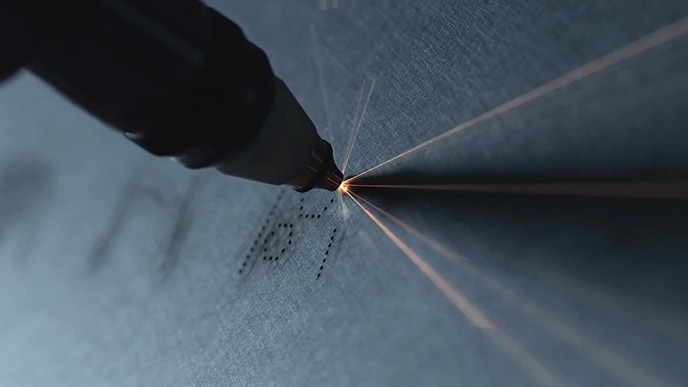 L'ic?ne d'interface du réfrigérateur LG SIGNATURE est sculptée par un outil sur son corps en acier inoxydable.