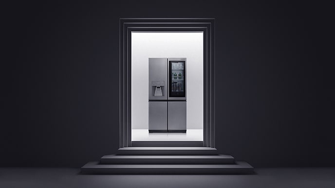 Le réfrigérateur LG SIGNATURE est posé sur l'espace où l'escalier noir et blanc et la structure murale sont installés.