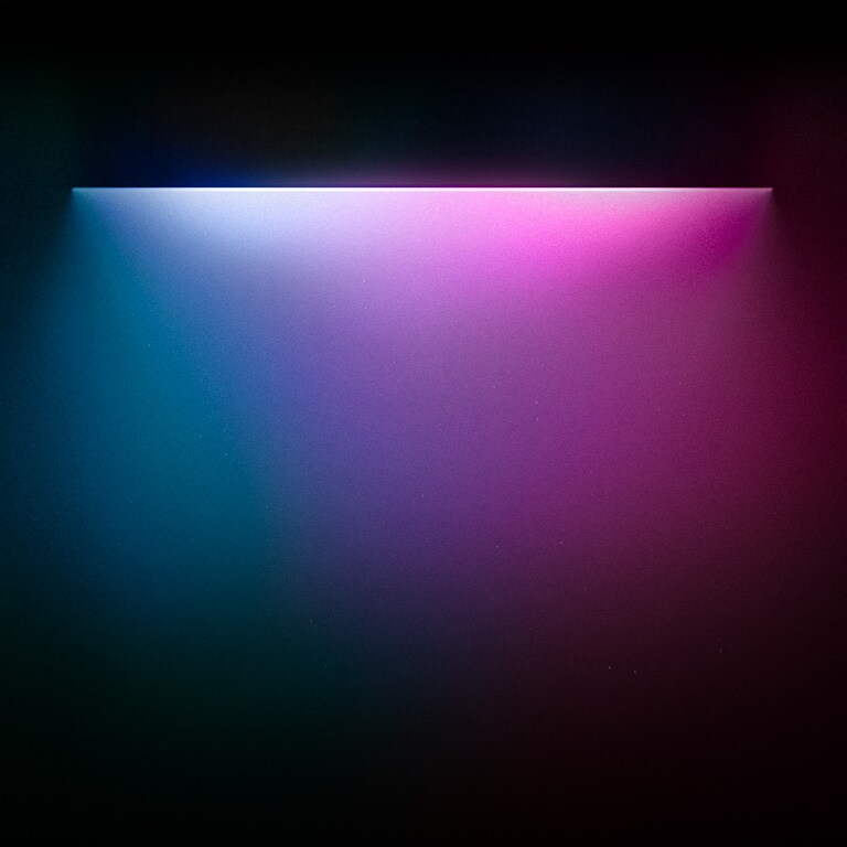 Des lumières de couleurs bleu-vert, pourpre et violette mettent en évidence le texte ? Pour des designs qui s’adaptent à votre espace, quel que soit votre mode de vie ? écrit au-dessous. 