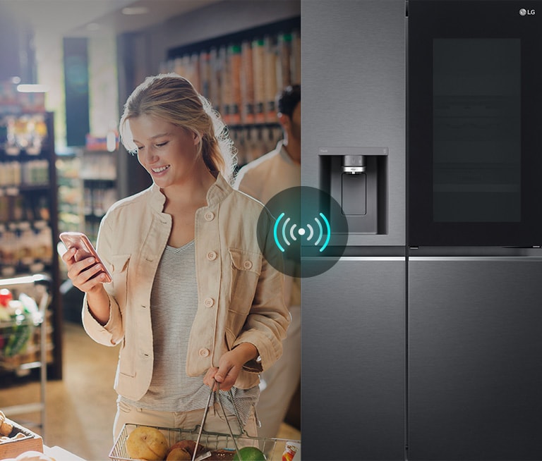 L’image de gauche montre une femme debout dans une épicerie en train de regarder son téléphone. L'image de droite montre la vue de face du réfrigérateur. Au centre des images se trouve une ic?ne indiquant la connectivité entre le téléphone et le réfrigérateur.