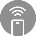 L’image de gauche montre une femme debout dans une épicerie en train de regarder son téléphone. L'image de droite montre la vue de face du réfrigérateur. Au centre des images se trouve une ic?ne indiquant la connectivité entre le téléphone et le réfrigérateur.