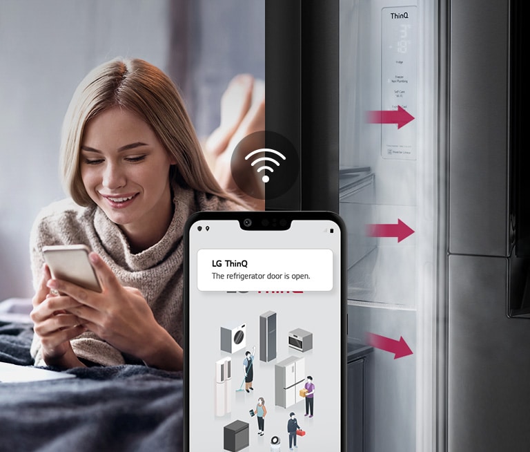 Une femme allongée sur un lit regarde l’écran de son téléphone sur une image. La deuxième image montre la porte du réfrigérateur restée ouverte. Au premier plan des deux images se trouve l’écran du téléphone qui affiche les notifications de l’application LG ThinQ et l’ic?ne Wifi au-dessus du téléphone.