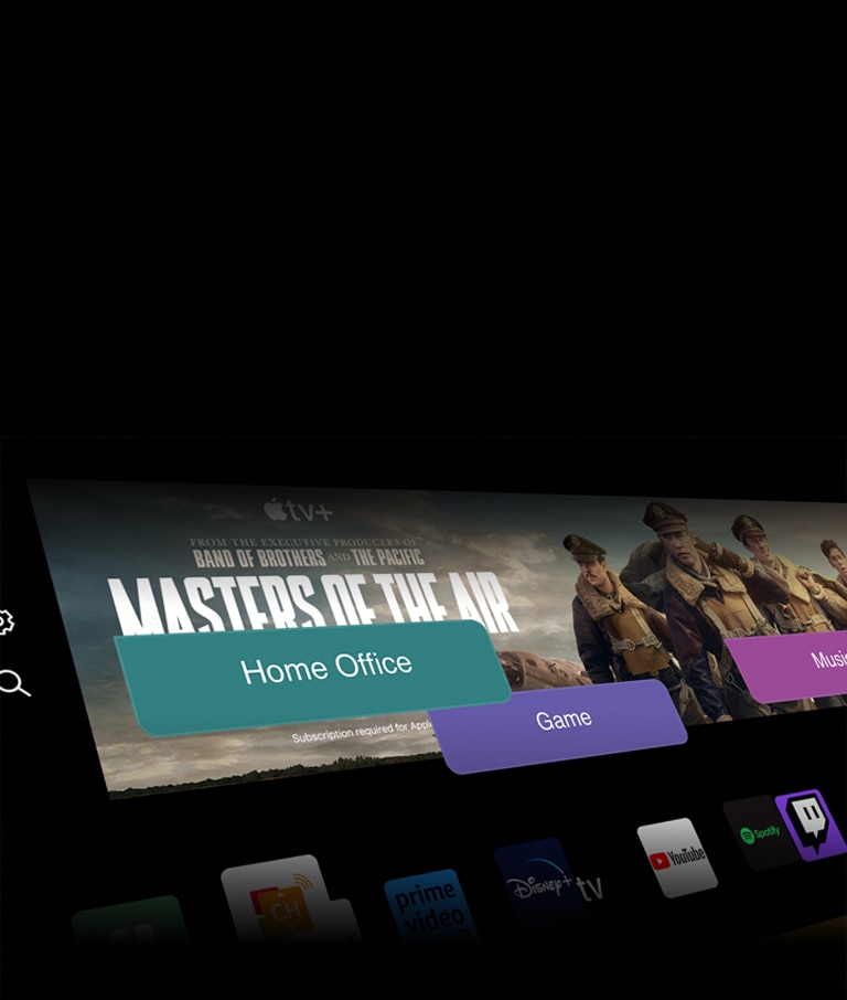 Une LG OLED TV affichant les boutons Home Office, Jeu et Musique sur la bannière du film Masters of the Air fait un zoom arrière pour montrer le téléviseur fixé au mur d’un salon. Les logos suivants sont affichés sur l’écran TV représenté sur l’image?: Cha?nes LG, Netflix, Prime Video, Disney TV, Apple TV, YouTube, Spotify, Twitch, GeForce Now et Udemy.