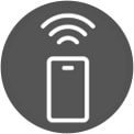Une image sur la gauche montre un homme qui regarde son téléphone. L’image sur la droite montre la machine à laver à la maison, avec une lumière verte affichée. Au centre des deux images, on voit l’image de l’écran du téléphone qui montre la machine à laver sur l’application LG ThinQ et une ic?ne de connectivité.