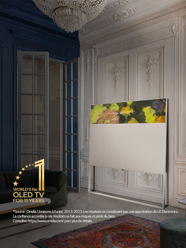ART90 en vue linéaire est adossé à un mur avec des moulures décoratives. Il se trouve à c?té d'un tableau accroché au mur et derrière un tapis au design élaboré. L'emblème du téléviseur OLED n°1 dans le monde a 10 ans.