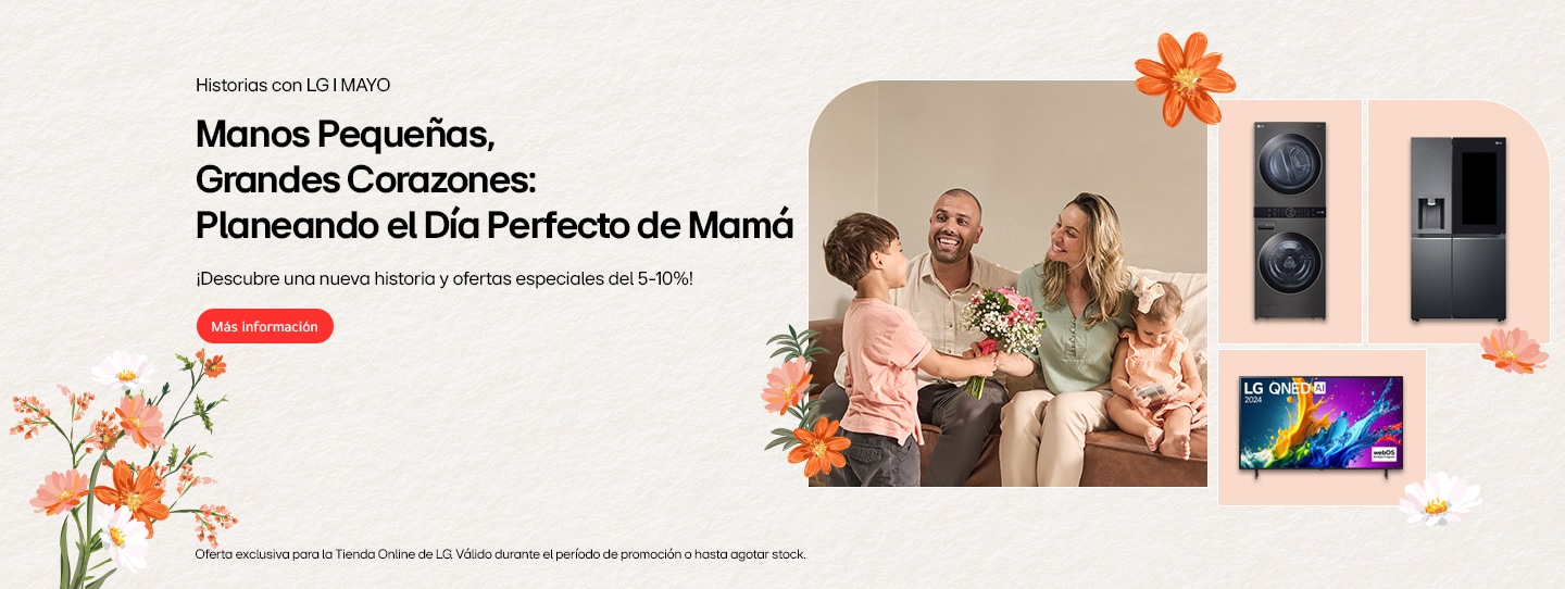 Los ni?os le entregan flores a su madre sonriente en el sofá.