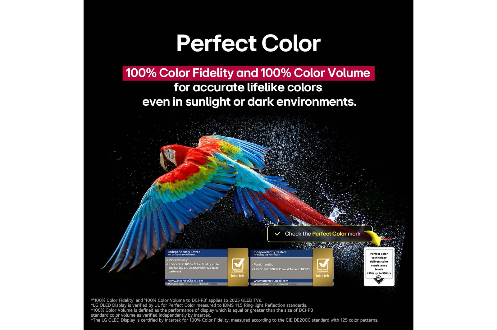 Un loro colorido en ultra alta definición sobre un fondo negro. A su alrededor hay gotas de agua suspendidas en el aire. La imagen muestra un Color Perfecto, ya que cada tono diferente del cuerpo del loro es vibrante y vívido. Se observan diferentes certificaciones de logotipos de UL e Intertek. Estos se refieren a su 100?% de fidelidad de color y 100?% de volumen de color. También se observa un texto: Verifica la marca de certificación de Color Perfecto.
