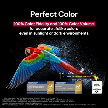 Un loro colorido en ultra alta definición sobre un fondo negro. A su alrededor hay gotas de agua suspendidas en el aire. La imagen muestra un Color Perfecto, ya que cada tono diferente del cuerpo del loro es vibrante y vívido. Se observan diferentes certificaciones de logotipos de UL e Intertek. Estos se refieren a su 100?% de fidelidad de color y 100?% de volumen de color. También se observa un texto: Verifica la marca de certificación de Color Perfecto.