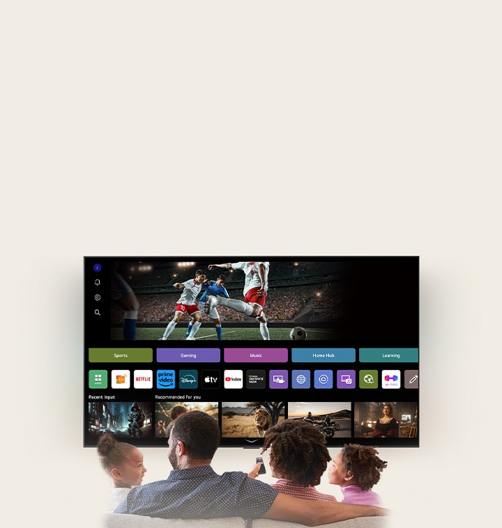 Una familia de cuatro?integrantes reunida alrededor de un LG AI TV. Alrededor de la persona que sostiene el control remoto, aparece un círculo con su nombre. Esto muestra cómo AI Voice ID reconoce la voz única de cada usuario. Luego, en la interfaz de webOS, se muestra cómo la IA cambia automáticamente la cuenta y recomienda contenido personalizado. 