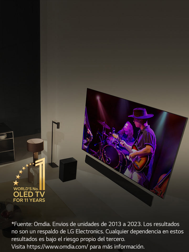 La perspectiva superior de un hombre y una mujer mirando un concierto en un OLED TV grande en un departamento moderno. El emblema “OLED TV número 1 en el mundo durante 11 a?os” está en la imagen. Aviso legal: “Fuente: Omdia. Envíos de unidades de 2013 a 2023. Los resultados no son un respaldo de LG Electronics. Cualquier dependencia en estos resultados es bajo el riesgo propio del tercero. Visita?https://www.omdia.com/?para más información”.