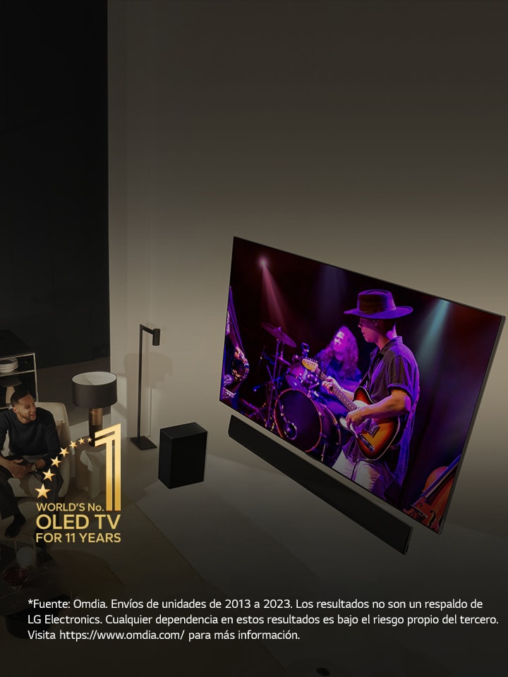 La perspectiva superior de un hombre y una mujer mirando un concierto en un OLED TV grande en un departamento moderno. El emblema “OLED TV número 1 en el mundo durante 11 a?os” está en la imagen. Aviso legal: “Fuente: Omdia. Envíos de unidades de 2013 a 2023. Los resultados no son un respaldo de LG Electronics. Cualquier dependencia en estos resultados es bajo el riesgo propio del tercero. Visita?https://www.omdia.com/?para más información”.