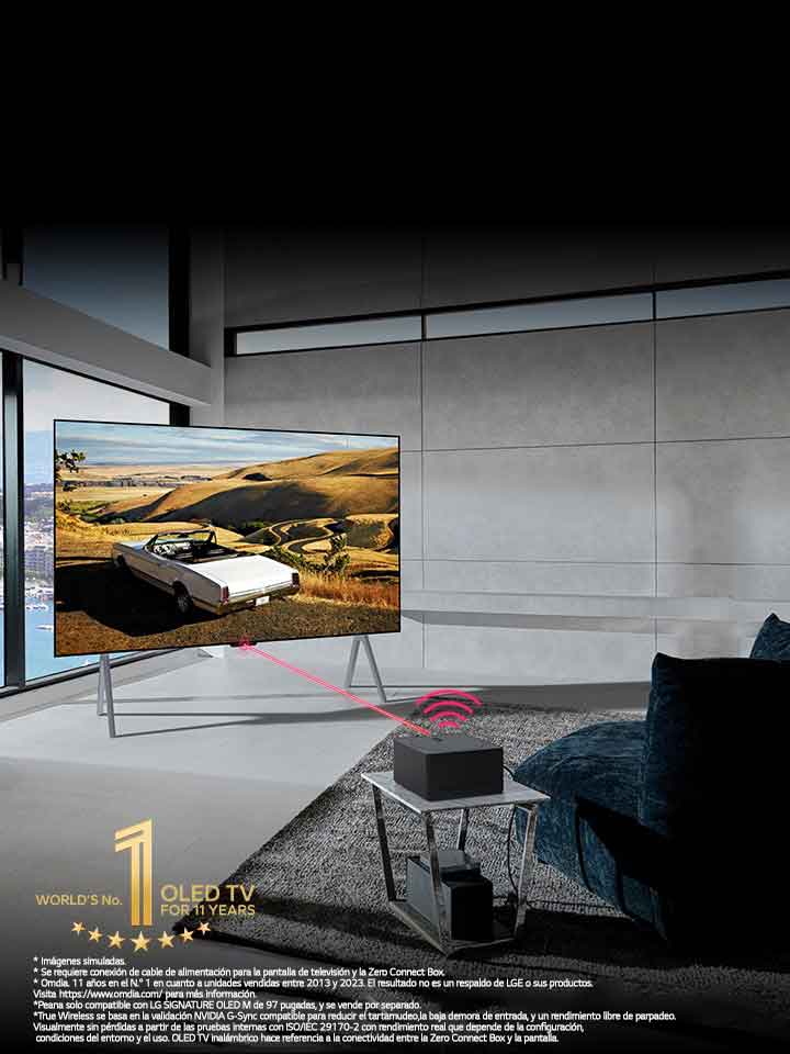 En un espacio de estar moderno, un LG OLED TV está sobre una peana y una Zero Connect Box está ubicada sobre una mesa enfrente con dispositivos metidos debajo. Una se?al Wi-Fi y un haz de color rojo son emitidos hacia la pantalla del televisor. El emblema dorado del OLED TV número 1 en el mundo durante 11 a?os está abajo.
