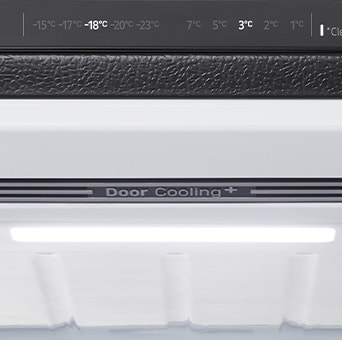 Primer plano de la función de refrigeración de la puerta y panel de control de temperatura de un refrigerador bottom freezer.