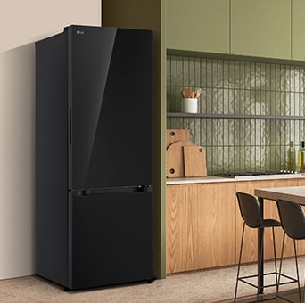 Refrigerador LG negro con freezer inferior y dispensador de agua encaja perfecto junto a encimera de una cocina de madera.