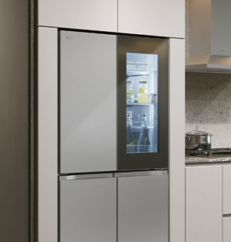 Moderno interior de cocina con refrigerador InstaView?
