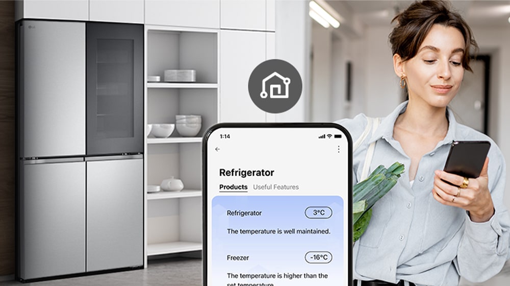 Se muestra a una mujer con su celular, la vista frontal del refrigerador y la conectividad entre estos.