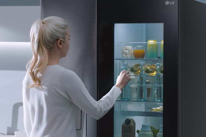 Mostrar a alguien utilizando la función InstaView? del refrigerador side by side de LG.