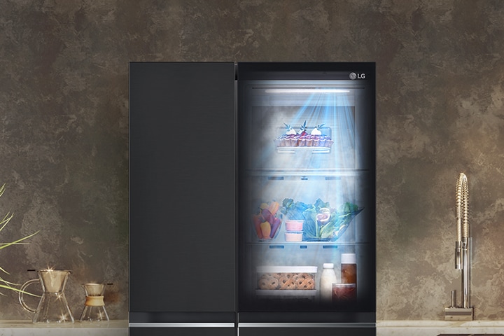 Refrigerador LG side by side en una cocina moderna mostrando la función DoorCooling+ ?.