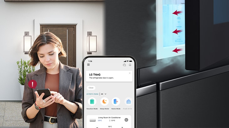Mujer recibiendo alertas de LG ThinQ ? app notando que la puerta del refrigerador está abierta.