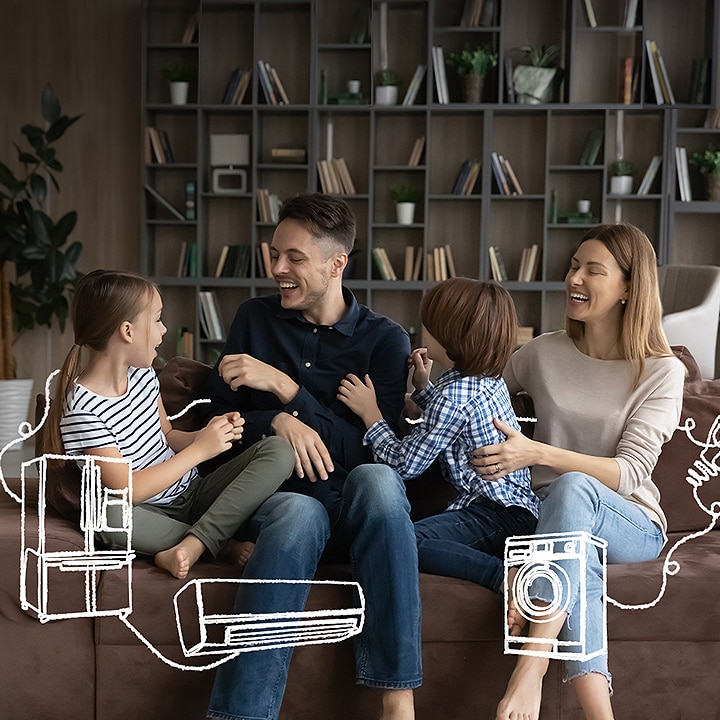 La familia está sentada en el sofá riéndose. Alrededor de ellos hay dibujos en blanco de un refrigerador, una lavadora y un aire acondicionado.