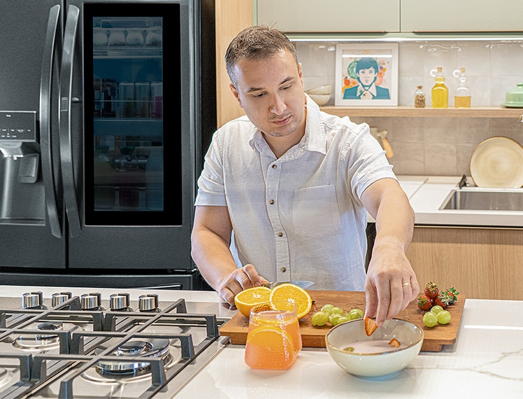 Bruno preparando frutas frescas para su desayuno.
