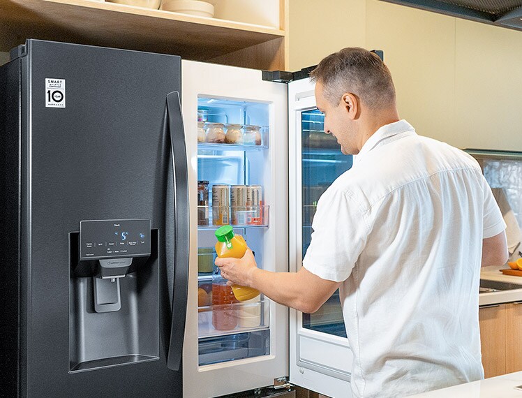 Bruno sacando una bebida del refrigerador LG.