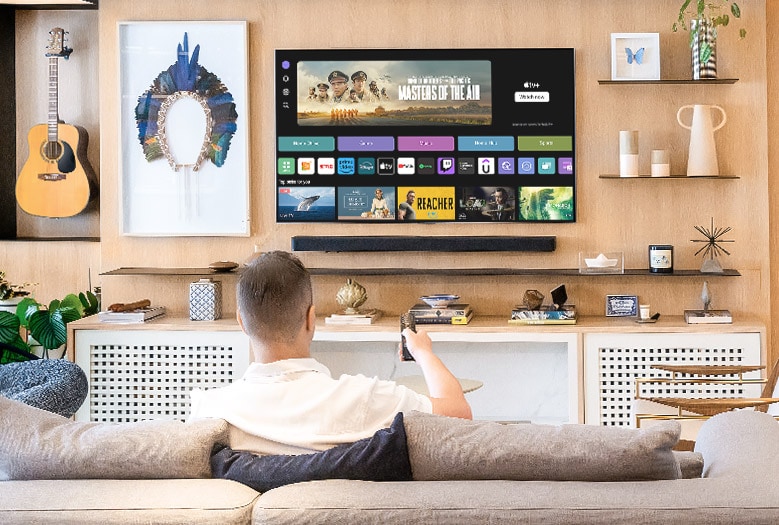 Bruno está viendo el televisor LG OLED G4 con webOS en la pantalla.