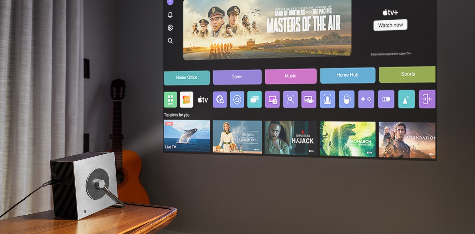 LG CineBeam Q está proyectando la pantalla de webOS en una pantalla grande.