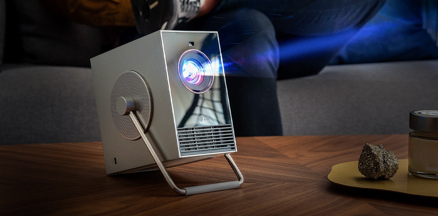 LG CineBeam Q está reproduciendo una película.