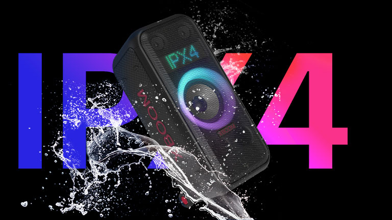 Vista diagonal del parlante. Hay agua rociada sobre el producto para destacar la clasificación IPX4. Una palabra “IPX4” está escrita atrás, por motivos de dise?o.