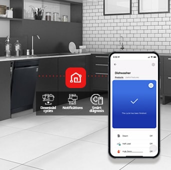 Cocina con lavavajillas LG parcialmente abierto y app LG ThinQ? mostrando notificación de ciclo finalizado.
