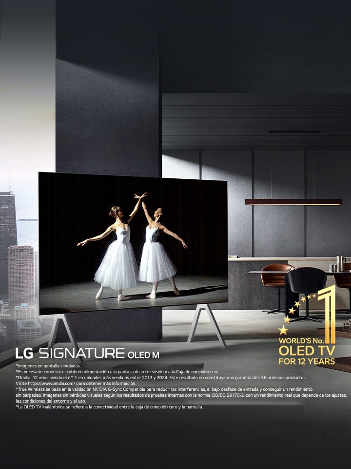 Lujosa sala de estar con la LG Signature OLED M5 en un soporte de televisor. La pantalla se ve enorme. No hay cables visibles, lo que demuestra la tecnología True Wireless de la TV. Se puede ver el emblema “OLED TV, número uno del mundo durante 12?a?os” y el logotipo de LG Signature OLED M.