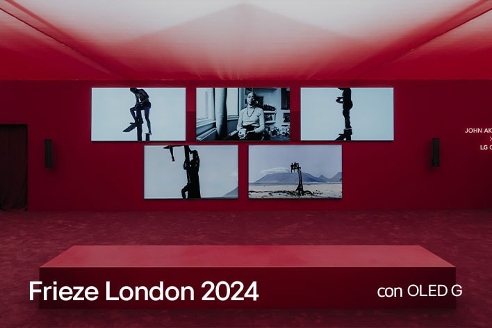 Sala roja con varias LG OLED G que muestran obras de arte.