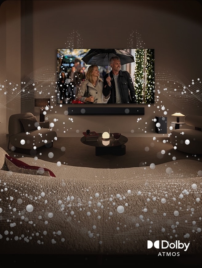 Un espacio habitable acogedor y con poca luz. En la televisión se muestra una escena en la que una pareja usa un paraguas y gráficos circulares brillantes rodean la habitación. Logotipo de Dolby Atoms en la esquina inferior izquierda.