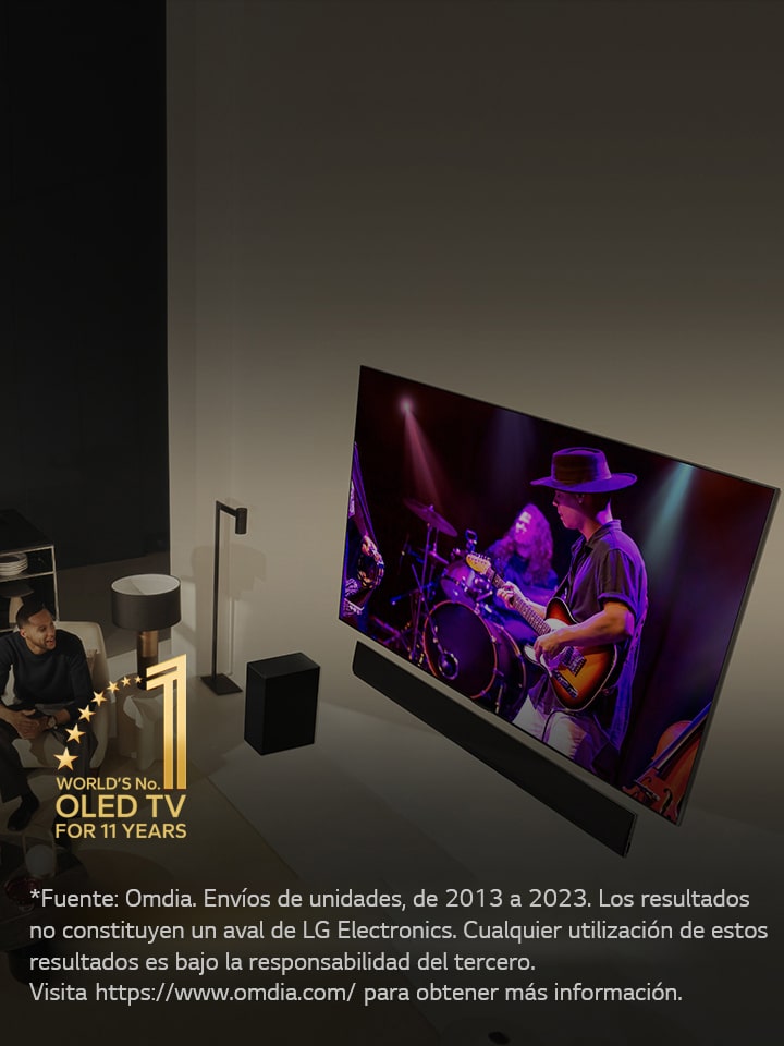 Una perspectiva aérea de un hombre y una mujer que ven un concierto en un gran televisor OLED en un apartamento moderno. El emblema “Televisor OLED número 1 del mundo desde hace 11 a?os” aparece en la imagen. Aviso legal: “Fuente: Omdia. Envíos de unidades, de 2013 a 2023. Los resultados no constituyen un aval de LG Electronics. Cualquier utilización de estos resultados es bajo la responsabilidad del tercero. Visita?https://www.omdia.com/?para obtener más información”.
