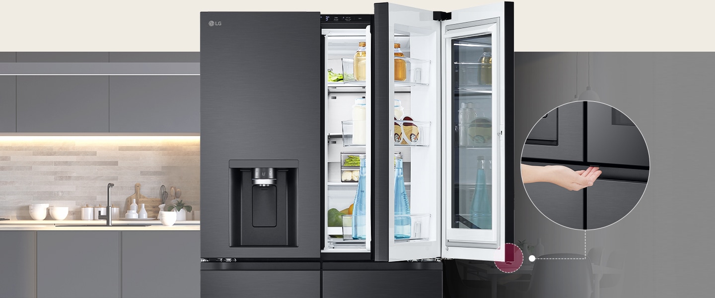 Vista frontal de un refrigerador InstaView de Vidrio negro. La puerta del refrigerador está abierta. Hay una peque?a pantalla que explica  dónde se encuentra un botón de apertura oculto para abrir la puerta.