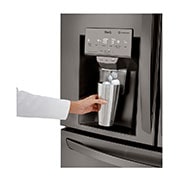 Dispensador llenando agua del nevecón LG LM85SXD 