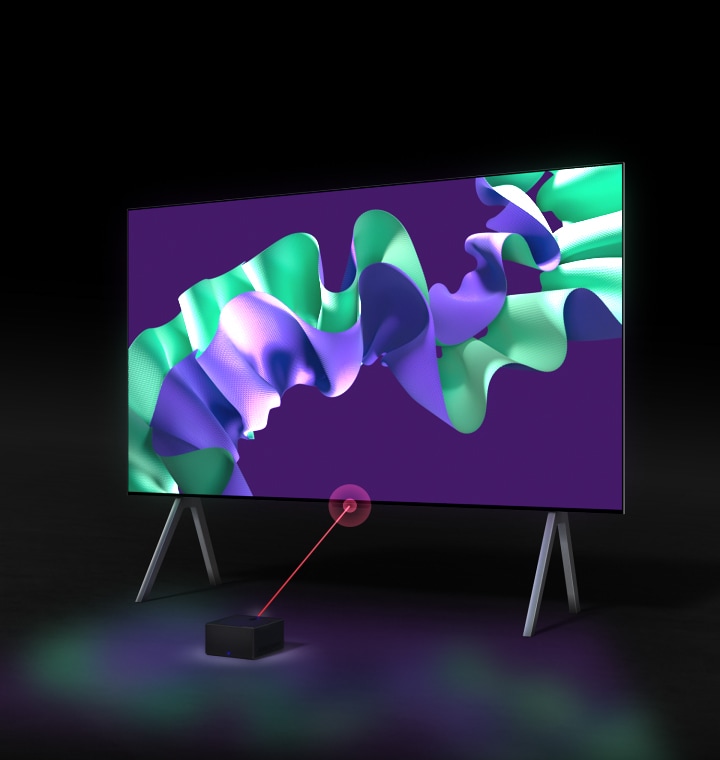 LG SIGNATURE OLED M4 muestra obras de arte abstractas de color púrpura y menta en la pantalla, luego el televisor retrocede y gira en un ángulo de 45 grados, revelando una Zero Connect Box frente al televisor sobre un soporte en un espacio oscuro. Aparece una se?al de Wi-Fi roja y se emite un rayo rojo hacia el televisor.
