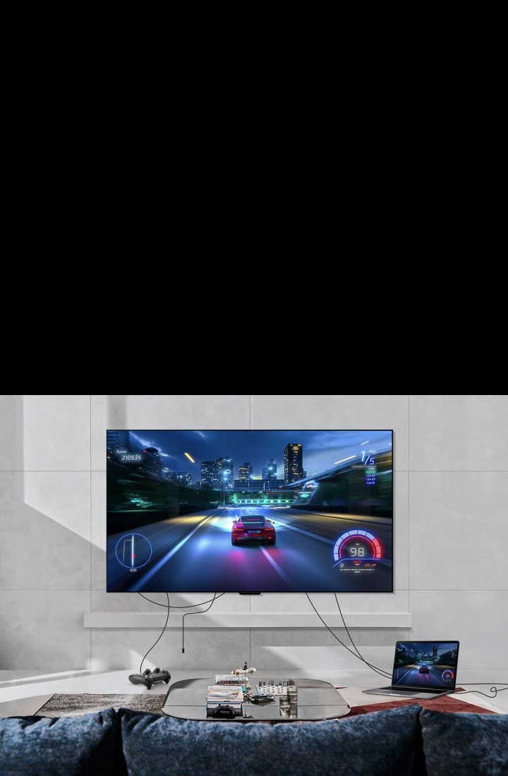 LG SIGNATURE OLED M4 montado en la pared de una sala de estar y una consola de juegos y una computadora portátil conectada por cables desordenados a lo largo de la habitación. La consola y la computadora portátil se desvanecen y luego aparecen cuidadosamente organizadas con una Zero Connect Box sobre una mesa. Aparece una se?al de Wi-Fi roja y se emite un rayo rojo hacia el televisor y emergen círculos rojos.