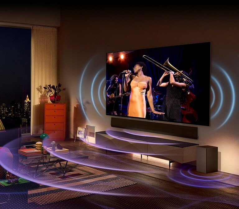 En una acogedora sala de estar, un televisor grande y una barra de sonido están montados en la pared. A ambos lados del televisor y debajo de la barra de sonido, hay un dise?o gráfico de ondas que se extiende de forma amplia y grandiosa a través del sonido.