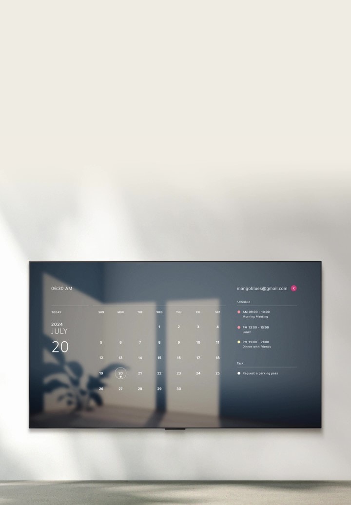 En LG TV visar en bild av en soluppg?ng med tid, datum, v?der och temperatur och texten "God morgon". En pratbubbla med texten "Hej LG" tonar in och ut, f?ljt av en pratbubbla med texten "Visa mig veckans schema". Sk?rmen bleknar till en sk?rm som visar en Google-kalender och ett dagligt schema.
