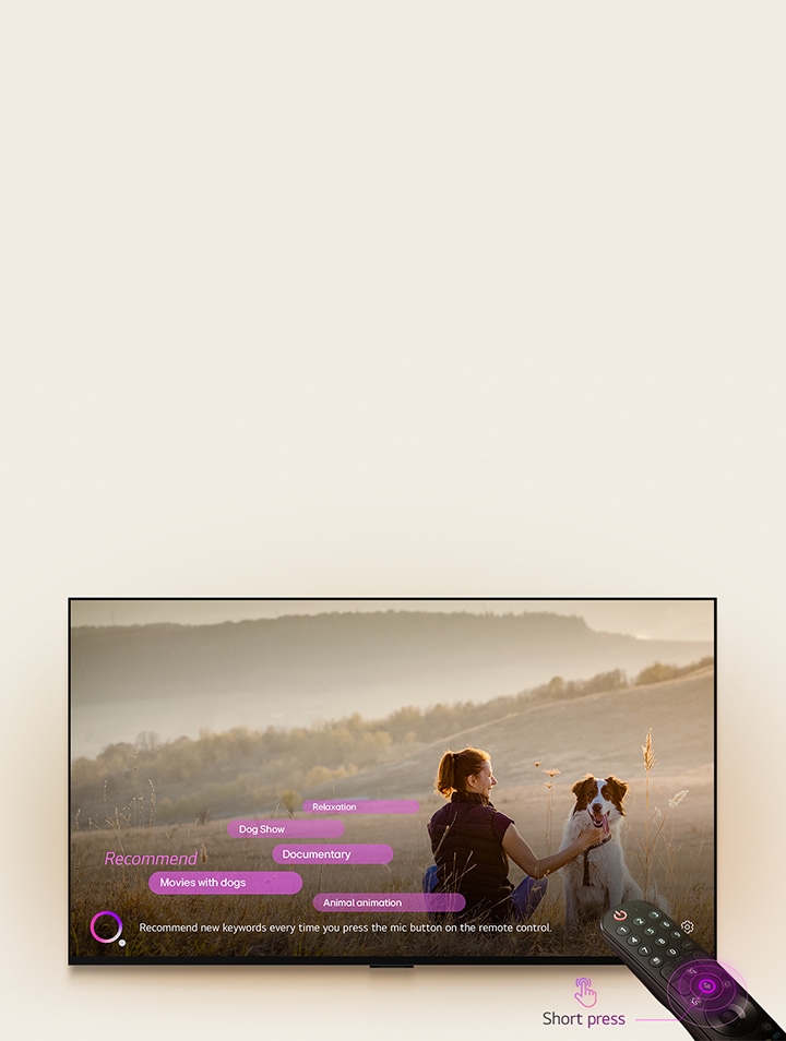 En LG TV visar en bild av en kvinna och en hund i ett stort f?lt. L?ngst ner p? sk?rmen visas texten "Rekommendera nya nyckelord varje g?ng du trycker p? mikrofonknappen p? fj?rrkontrollen" bredvid en rosa-lila cirkelgrafik. Rosa staplar visar f?ljande s?kord: Filmer med hundar, Hundshow, Dokument?r, Avkoppling, Djuranimation. Framf?r LG TV:n ?r LG Magic Remote riktad mot TV:n med neonlila koncentriska cirklar runt mikrofonknappen. Bredvid fj?rrkontrollen visas en bild av ett finger som trycker p? en knapp och texten "Kort tryck" visas.