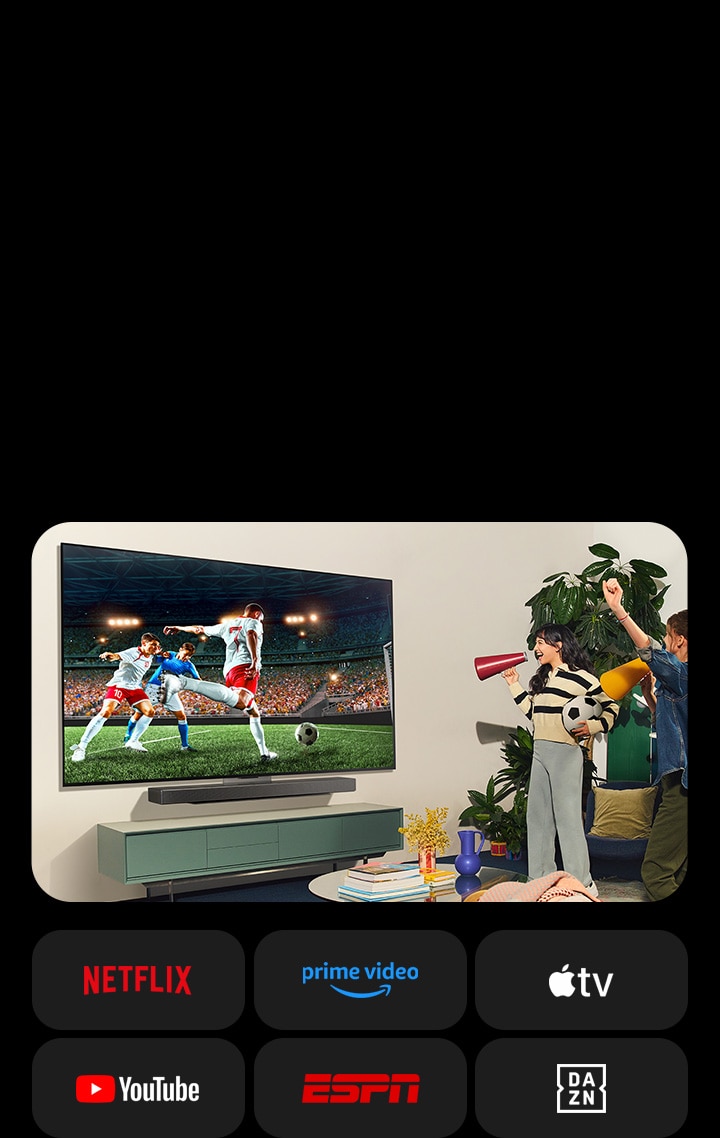 Tv? kvinnor tittar p? en fotbollsmatch i ett mysigt vardagsrum. En kvinna h?ller en fotboll och b?da hejar p? sitt lag med gula och r?da h?gtalare. F?ljande logotyper visas nedan. Netflix, Amazon Prime Video, Apple TV, Youtube, ESPN, och DAZN.
