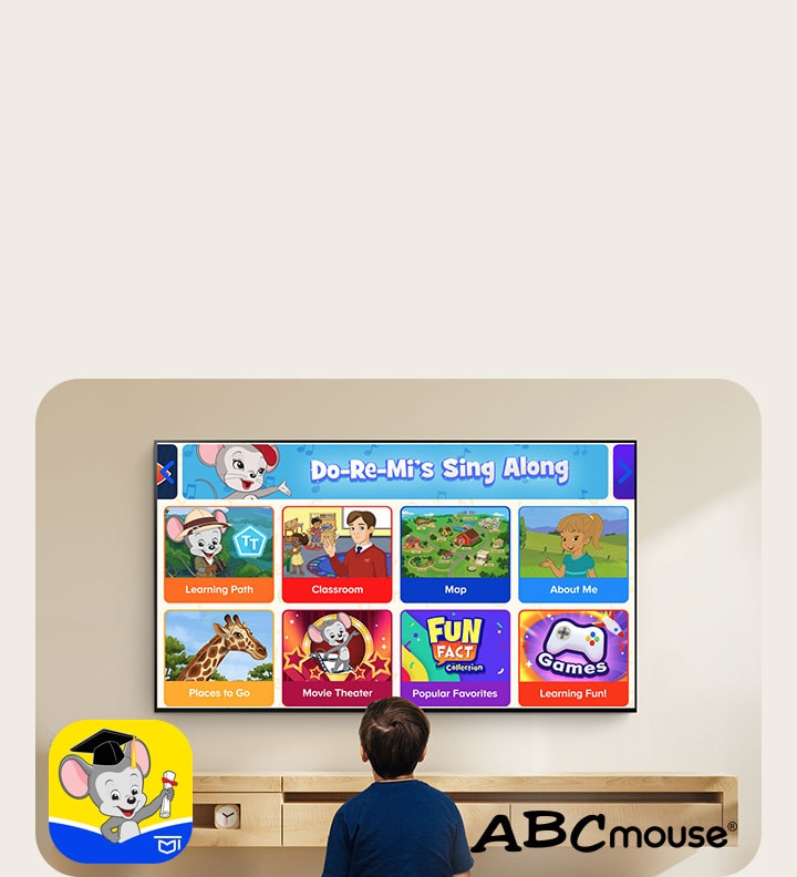 En liten pojke sitter p? golvet och tittar p? pedagogiskt inneh?ll p? ABCmouse. 
