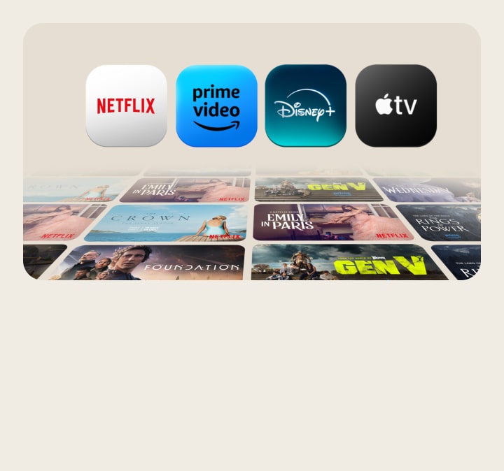 Aplikace Netflix, Prime Video, Disney+ a Apple TV se postupně zobrazují na bé?ovém pozadí a jsou umístěny vedle sebe. Pod nimi le?í ?ikmo 6??ad plakát? exkluzivních televizních seriál? a film?, které se pohybují v?r?znych horizontálních a vertikálních směrech.