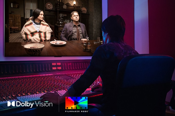 Re?isér p?ed ovládacím panelem p?i st?ihu filmu ?Zabijáci rozkvetlého měsíce“ na LG OLED TV. Vlevo dole je logo Dolby Vision a logo FILMMAKER MODE?.