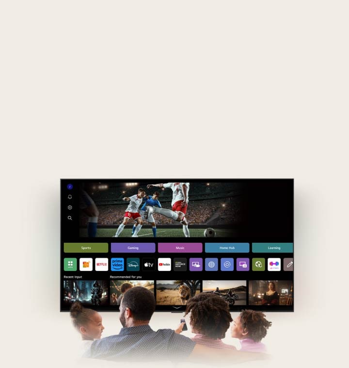 ?ty??lenná rodina u?televizoru LG AI TV. Kolem osoby, která dr?í dálkovy ovlada?, se zobrazí kruh s?jejím jménem. To ilustruje, jak AI Voice ID rozpoznává hlasovy projev ka?dého u?ivatele. Rozhraní systému webOS pak ukazuje, jak umělá inteligence automaticky p?epne ú?et a doporu?í personalizovany obsah.