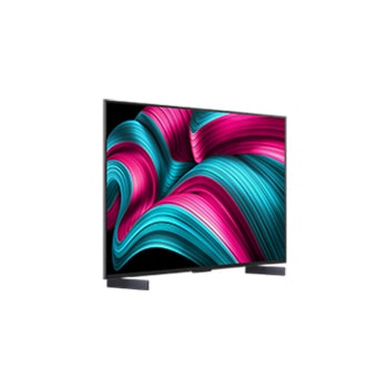 Mírně nato?eny pohled na televizor LG OLED evo AI C5 4K Smart TV.