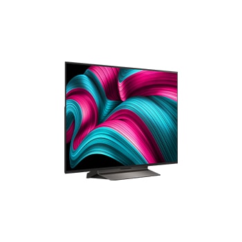 Mírně nato?eny pohled na televizor LG OLED evo AI C5 4K Smart TV.